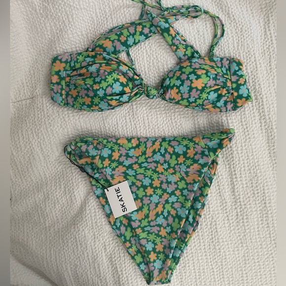 Skatie Napali Bikini Set Top size Small Bottoms size Large - Picture 2 of 9